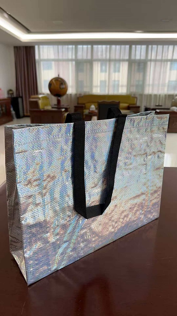 আরজিএস প্যাকেজিংয়ের নতুন লেজার ফিল্ম বোনা টোট ব্যাগ